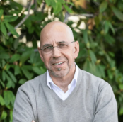 Profile Picture of Uwe Luethin
